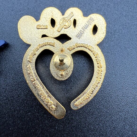 Universal Studios The Secret Life Of Pets 2018 Metal Heart Paw Enamel Pin Badge - Picture 5 of 6